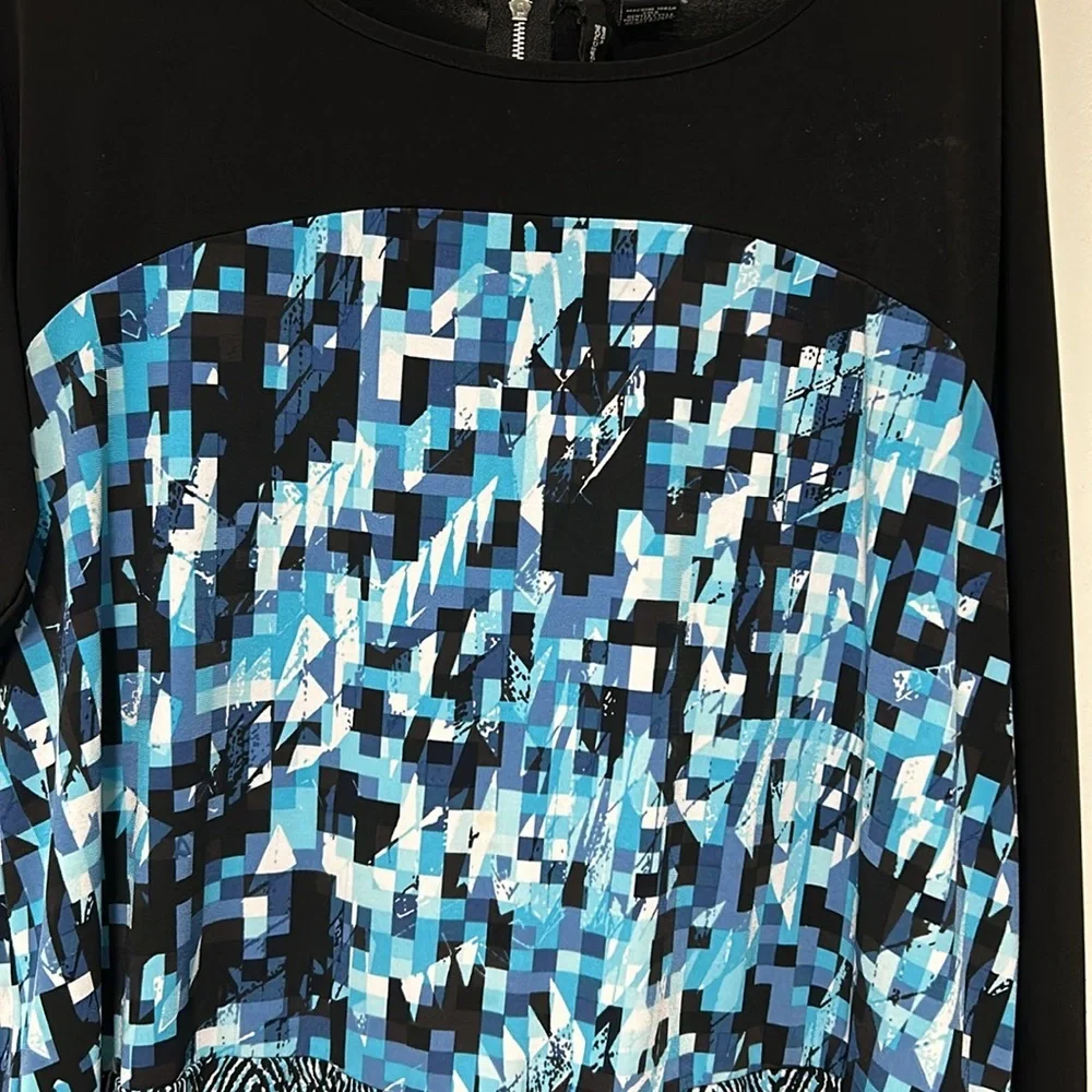 New Directions 2x geometric top in black, teal and white - Picture 4 of 5